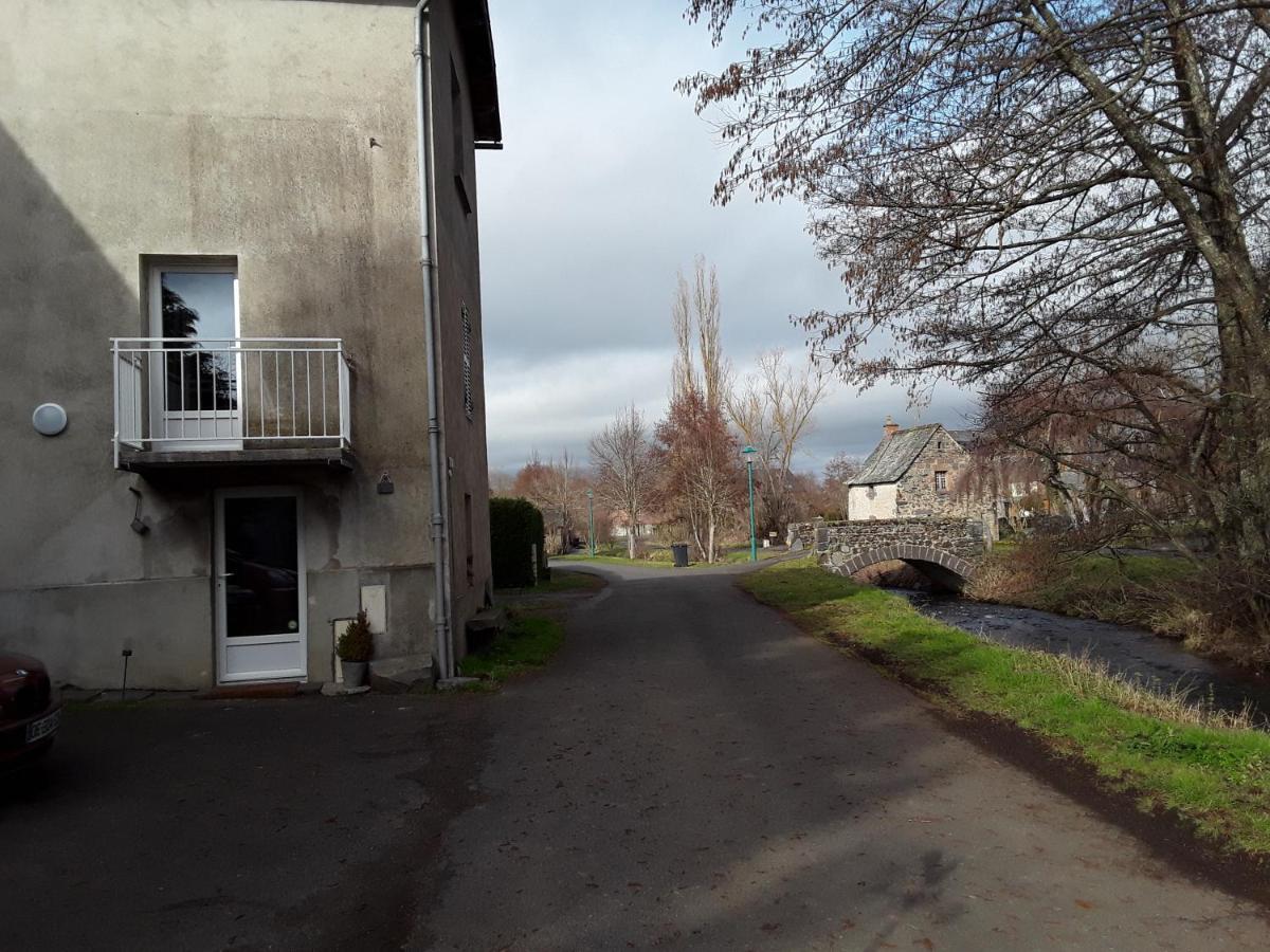 Le Petit Nid Apartamento Saint-Bonnet-pres-Orcival Exterior foto